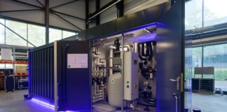 In der Anlage von der Größe eines kleinen Containers sind eine Luftwärmepumpe sowie alle wichtigen Teile für die Heizanlage installiert.
