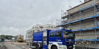 Nach den heftigen Regenfällen in Teilen Nordrhein-Westfalens gehen die Aufräumarbeiten am Mittwoch weiter. In Mönchengladbach können noch nicht alle Schulen wieder öffnen. 