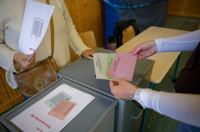 Dutzende Kommunen in Nordrhein-Westfalen haben bei der Darstellung der Kommunalwahlergebnisse im Internet am Abend zeitweise mit Problemen gekämpft.