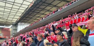 Fans bei der Mitgliederversammlung des 1. FC Köln im Stadion.