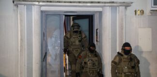 An der Aktion waren Spezialeinsatzkräfte und eine Hundertschaft der Polizei beteiligt.