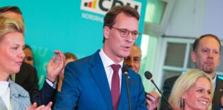 Ministerpräsident Hendrik Wüst freut sich über das Abschneiden der CDU bei den Kommunalwahlen in Nordrhein-Westfalen. 