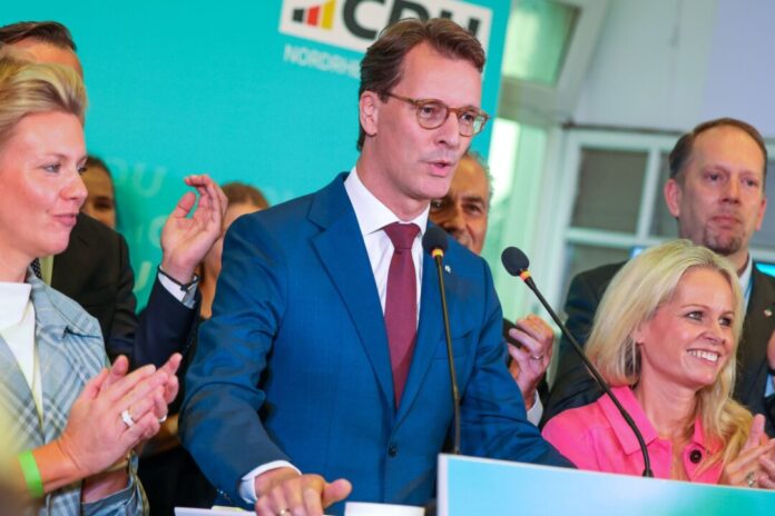 Ministerpräsident Hendrik Wüst freut sich über das Abschneiden der CDU bei den Kommunalwahlen in Nordrhein-Westfalen. 