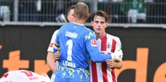 Der Kölner Jakub Kaminski (r) schoss beim 3:3 in Wolfsburg das späteste Tor der Bundesliga-Geschichte.