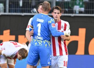 Der Kölner Jakub Kaminski (r) schoss beim 3:3 in Wolfsburg das späteste Tor der Bundesliga-Geschichte.