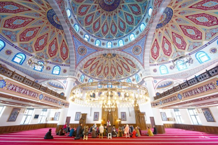 Auch die Duisburger Ditib-Merkez Moschee beteiligt sich wieder an dem Kennenlern-Tag. (Archivfoto)