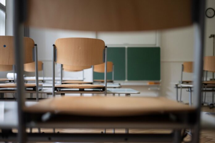 Eine Grundschule ist in Erkrath wegen Schäden am Gebäude geschlossen worden. (Symbolbild)
