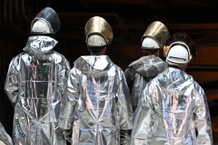 Die Mitglieder der IG Metall bei Thyssenkrupp Steel haben mit großer Mehrheit für einen Sanierungstarifvertrag gestimmt. Er sieht auch massive Lohnkürzungen vor. (Archivbild) 