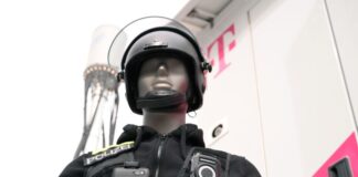 Eine Puppe in Polizei-Uniform zeigt, wie es gehen soll: An ihrer Uniform ist nicht nur ein Funkgerät, sondern auch ein Smartphone befestigt. Die Einsatzzentrale kann sich auf das Smartphone schalten und dank der Kamera sehen, was gerade los ist.