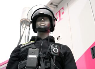 Eine Puppe in Polizei-Uniform zeigt, wie es gehen soll: An ihrer Uniform ist nicht nur ein Funkgerät, sondern auch ein Smartphone befestigt. Die Einsatzzentrale kann sich auf das Smartphone schalten und dank der Kamera sehen, was gerade los ist.