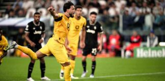Ramy Bensebaini trifft zum zwischenzeitlichen 4:2 vom Elfmeterpunkt.