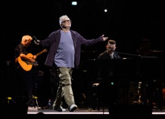Vom Publikum noch vor dem ersten Hit frenetisch gefeiert: Herbert Grönemeyer in der Dortmunder Westfalenhalle