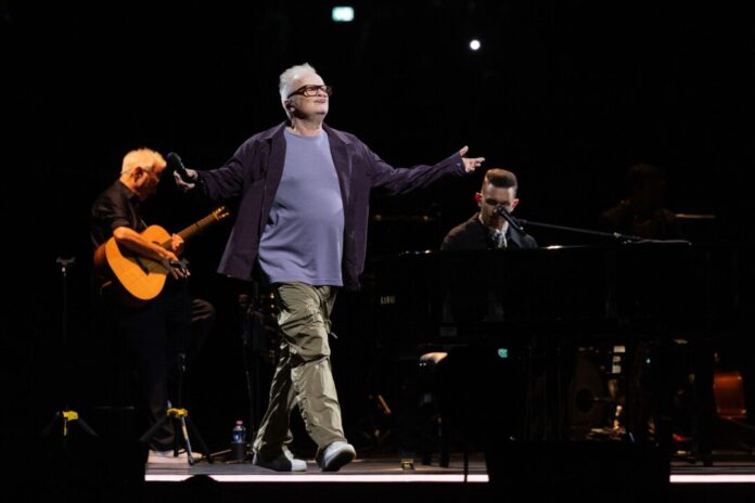 Auftaktkonzert »Herbert Grönemeyer - mittendrin – akustisch» Vom Publikum noch vor dem ersten Hit frenetisch gefeiert: Herbert Grönemeyer in der Dortmunder Westfalenhalle