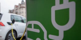 Die Zahl der Ladepunkte in Deutschland steigt - Zum Halbjahr hat NRW Bayern vom Spitzenplatz verdrängt. (Archivbild)