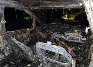 Die Polizei ermittelt nach einem Autobrand. Foto: Polizei