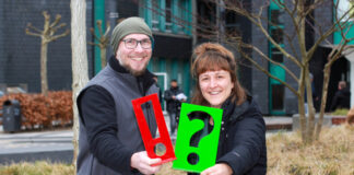 Isabelle Uebach und Andreas Nawe informieren vor Ort. Foto: Verbraucherzentrale NRW/Jens Hecker