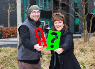 Isabelle Uebach und Andreas Nawe informieren vor Ort. Foto: Verbraucherzentrale NRW/Jens Hecker
