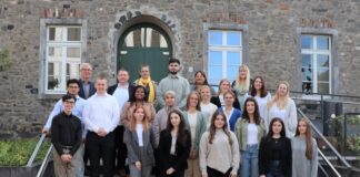 Vor dem Frühstück versammelten sich die Auszubildenden mit ihren Ansprechpartnern in der Verwaltung und Bürgermeister Klaus Pesch zu einem Gruppenfoto im Hochzeitsgarten Minoritenklosters. Foto: Stadt Ratingen