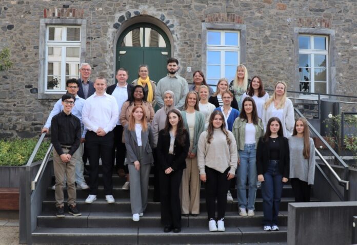Azubi-Frühstück Stadt R Vor dem Frühstück versammelten sich die Auszubildenden mit ihren Ansprechpartnern in der Verwaltung und Bürgermeister Klaus Pesch zu einem Gruppenfoto im Hochzeitsgarten Minoritenklosters. Foto: Stadt Ratingen