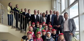 Gruppenfoto die Klasse 1c der Gemeinschaftsgrundschule Am Neandertal mit den Vorständen der Sparkassen sowie Vertretern der Kreisverkehrswacht und Dekra v. l.: Christina Kohne (Kreis Mettmann), Jessica Werner (Stellvertretende Vorsitzende Kreisverkehrswacht), Sabrina Berten (Kreispolizeibehörde), Sascha Becker (Vorsitzender Kreisverkehrswacht), Dirk Günthör (Direktor Geschäftsbereich Regionalmärkte Sparkasse Düsseldorf), Udo Zimmermann (Vorstandsvorsitzender Sparkasse HRV), Stefan Bettges (Vorstand Sparkasse Langenfeld), Uwe Zimmermann (Geschäftsführer der Kreisverkehrswacht), Tanja Smigoc (Kreisverkehrswacht), Udo Vierdag (Vorstand Sparkasse Haan), Jochen Hof (Leiter der Außenstelle Dekra Langenfeld), Thomas Döring (Vorstand Kreissparkasse), Schirmherr und Landrat Thomas Hendele sowie Jens Loskant (Fachabteilungsleiter der Unfallanalytik der Dekra Düsseldorf. Foto: Kreisverkehrswacht