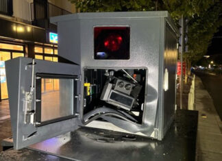 Der mobile Blitzer wurde durch eine Explosion stark beschädigt. Foto: Polizei