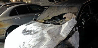 In Monheim am Rhein brannte in der Nacht auf Mittwoch unter anderem dieser Mercedes aus. Foto: Polizei