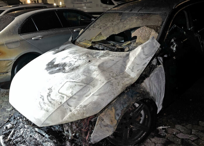 In Monheim am Rhein brannte in der Nacht auf Mittwoch unter anderem dieser Mercedes aus. Foto: Polizei