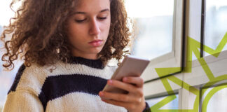 Für Kinder eröffnen sich mit dem ersten eigenen Smartphone neue Welten. Foto: Polizei