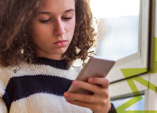 Für Kinder eröffnen sich mit dem ersten eigenen Smartphone neue Welten. Foto: Polizei