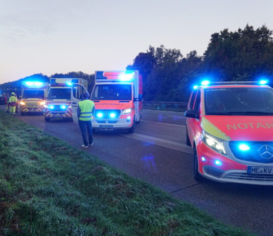 Einsatzfahrzeuge vor Ort auf der A3. Foto: FW Ratingen