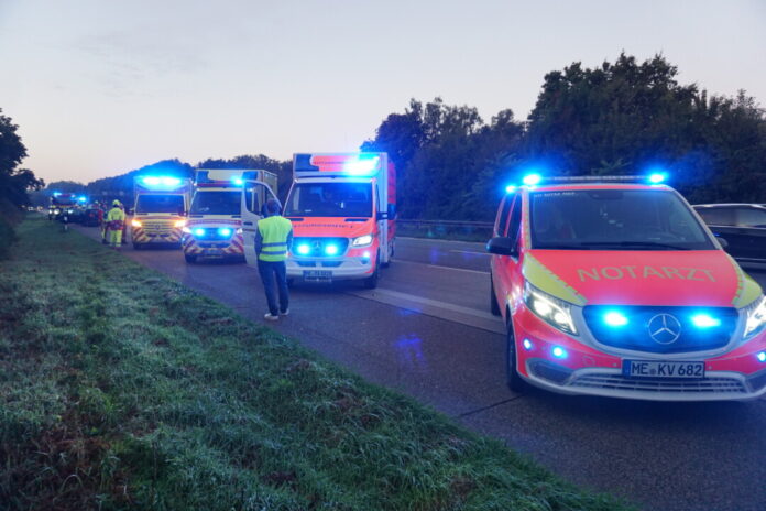 Einsatzfahrzeuge vor Ort auf der A3. Foto: FW Ratingen