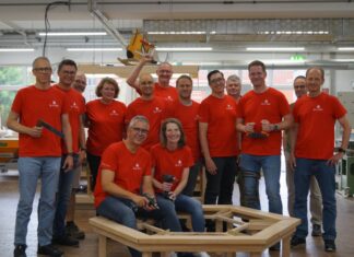 Die Führungsmannschaft der Sparkasse HRV war bei der WFB Werkstätten des Kreises Mettmann GmbH in Velbert zu Gast. Foto: WFB Werkstätten des Kreises Mettmann GmbH