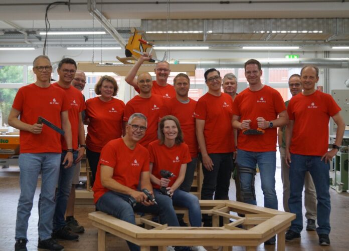 Die Führungsmannschaft der Sparkasse HRV war bei der WFB Werkstätten des Kreises Mettmann GmbH in Velbert zu Gast. Foto: WFB Werkstätten des Kreises Mettmann GmbH