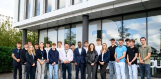 Pradeep Pinakatt, Geschäftsführer und Arbeitsdirektor des Düsseldorfer Airports, hat heute gemeinsam mit dem Betriebsratsvorsitzenden Thomas Klima 19 neue Azubis und duale Studenten am Düsseldorfer Airport begrüßt. (Foto: Flughafen Düsseldorf / Frederic Scheidemann).