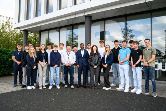 Pradeep Pinakatt, Geschäftsführer und Arbeitsdirektor des Düsseldorfer Airports, hat heute gemeinsam mit dem Betriebsratsvorsitzenden Thomas Klima 19 neue Azubis und duale Studenten am Düsseldorfer Airport begrüßt. (Foto: Flughafen Düsseldorf / Frederic Scheidemann).