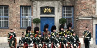 Vor dem Düsseldorfer Rathaus, Rhine Area Pipes&Drums, Bild: RAPD Düsseldorf