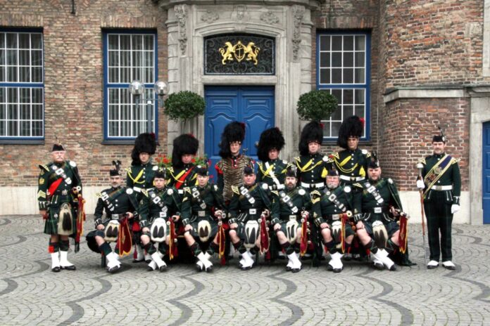 Vor dem Düsseldorfer Rathaus, Rhine Area Pipes&Drums, Bild: RAPD Düsseldorf
