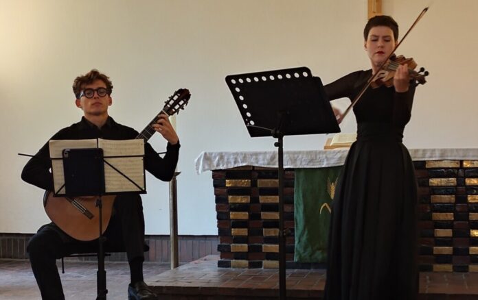 Das Duo Fellini auf der Bühne. Foto: privat