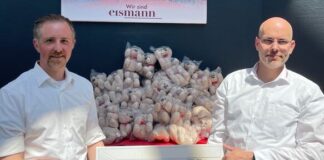 Bei der Übergabe des Spendenschecks warteten die Teddys im Hintergrund bereits auf ihren Einsatz. Foto: Kinderhilfe Diekholzen/privat