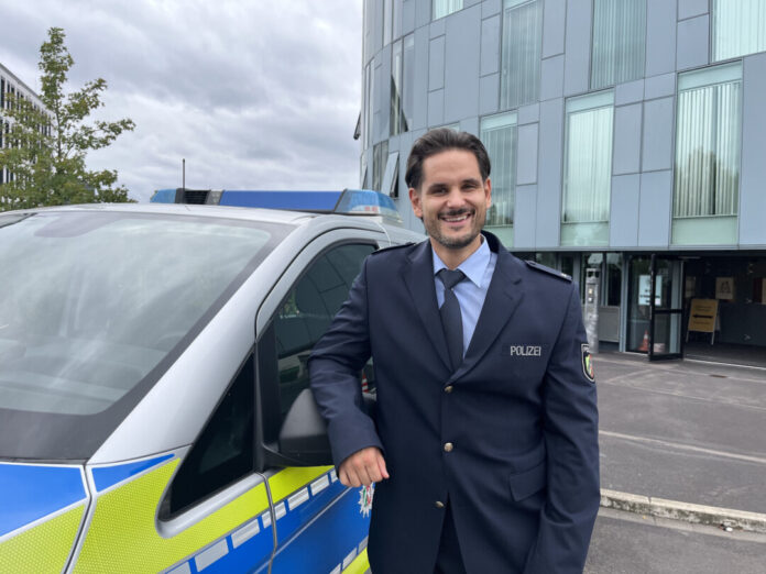 Tarik Emir ist der neue Kontaktbeamte für interkulturelle und religiöse Angelegenheiten bei der Kreispolizeibehörde Mettmann. Foto: Polizei