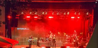 Samstag Abend, kurz bevor es richtig Voll wurde, Blick aus dem Extrablatt auf die Festivalbühne, Bild: Alexander Heinz