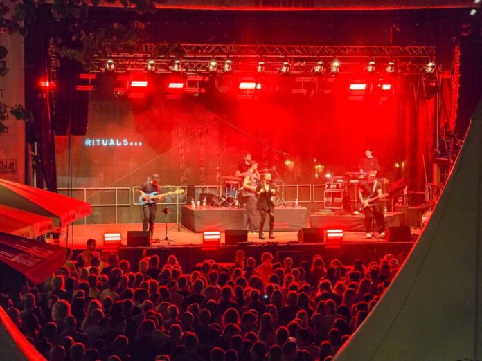 Samstag Abend, kurz bevor es richtig Voll wurde, Blick aus dem Extrablatt auf die Festivalbühne, Bild: Alexander Heinz