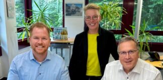 Beigeordneter Björn Kerkmann (Heiligenhaus), Nina Kerßenfischer vom Schul- und Sportamt Wülfrath und Bürgermeister Rainer Ritsche (Wülfrath) haben ihre Kooperationsvereinbarung in einem sogenannten "Letter of Intent" verschriftlicht. Foto: Stadt Wülfrath