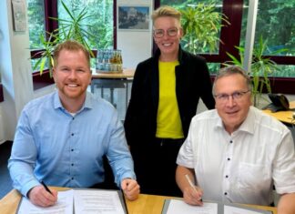 Beigeordneter Björn Kerkmann (Heiligenhaus), Nina Kerßenfischer vom Schul- und Sportamt Wülfrath und Bürgermeister Rainer Ritsche (Wülfrath) haben ihre Kooperationsvereinbarung in einem sogenannten "Letter of Intent" verschriftlicht. Foto: Stadt Wülfrath