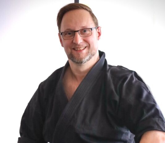 Großmeister Sascha des Vries hält den sechsten Dan im Karate. Fotorechte: de Vries