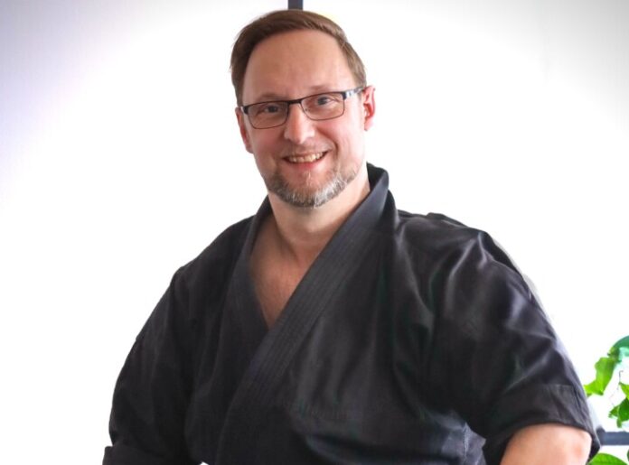 Großmeister Sascha des Vries hält den sechsten Dan im Karate. Fotorechte: de Vries