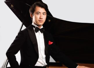Haiou Zhang mit seinem Flügel , Foto: ©Haiou Zhang