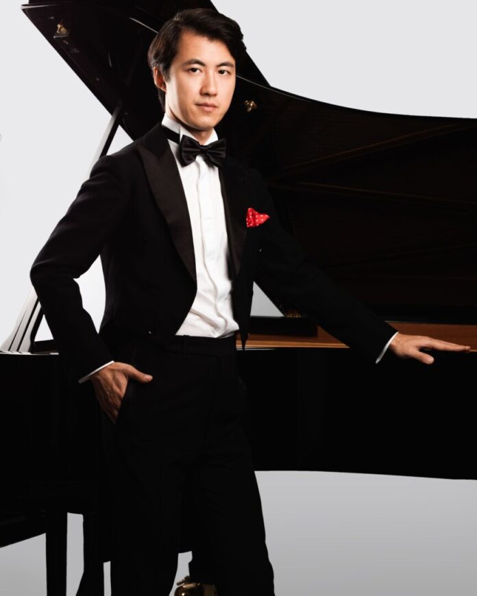 Haiou Zhang mit seinem Flügel , Foto: ©Haiou Zhang