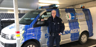 Der Bezirksdienstbeamte Heinz Keller berät am "Streifenwagen" in Heiligenhaus. Foto: Polizei