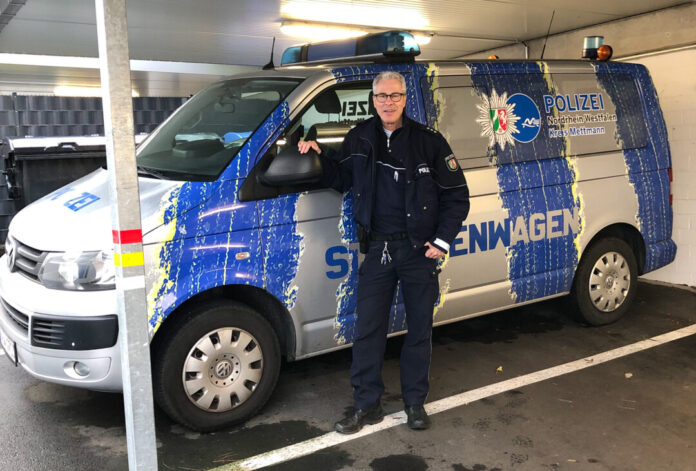 Der Bezirksdienstbeamte Heinz Keller berät am "Streifenwagen" in Heiligenhaus. Foto: Polizei
